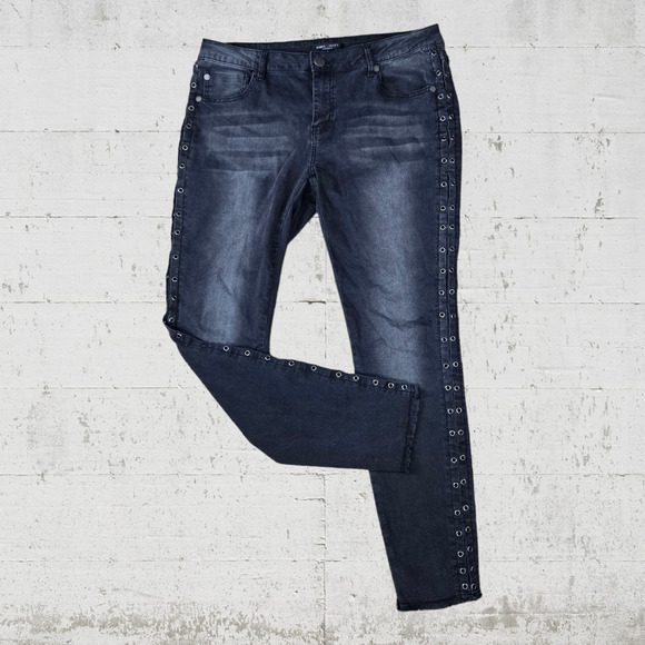 Romeo and Juliet Washed Black Eyelet Mid Rise Grunge Skinny Leg Jeans Size Large - Picture 1 of 8